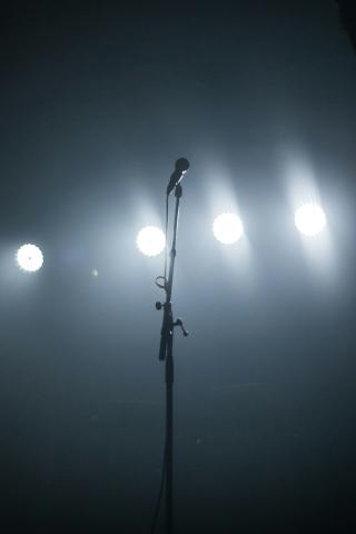 A single microphone on a stage - free image from Unsplash